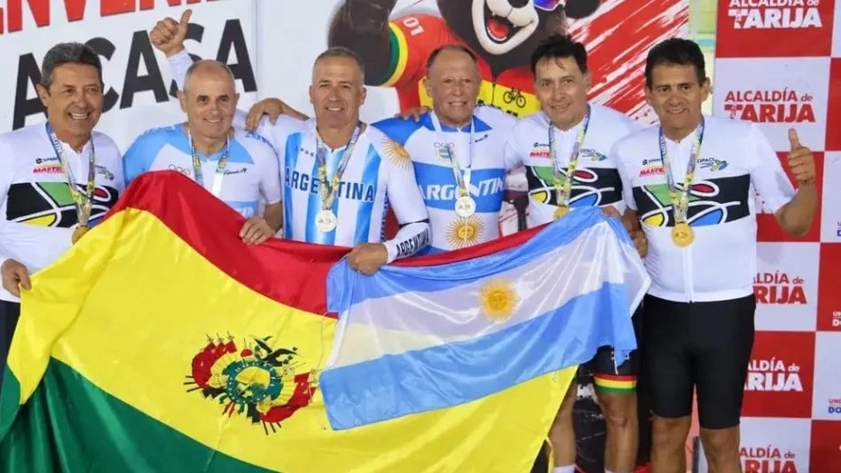 Ciclistas con medallas y banderas en el Panamericano de Tarija.