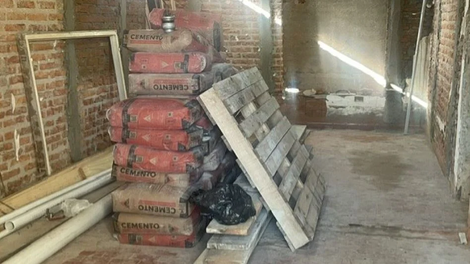 Materiales de construcción en el edificio del nuevo espacio de primera infancia.